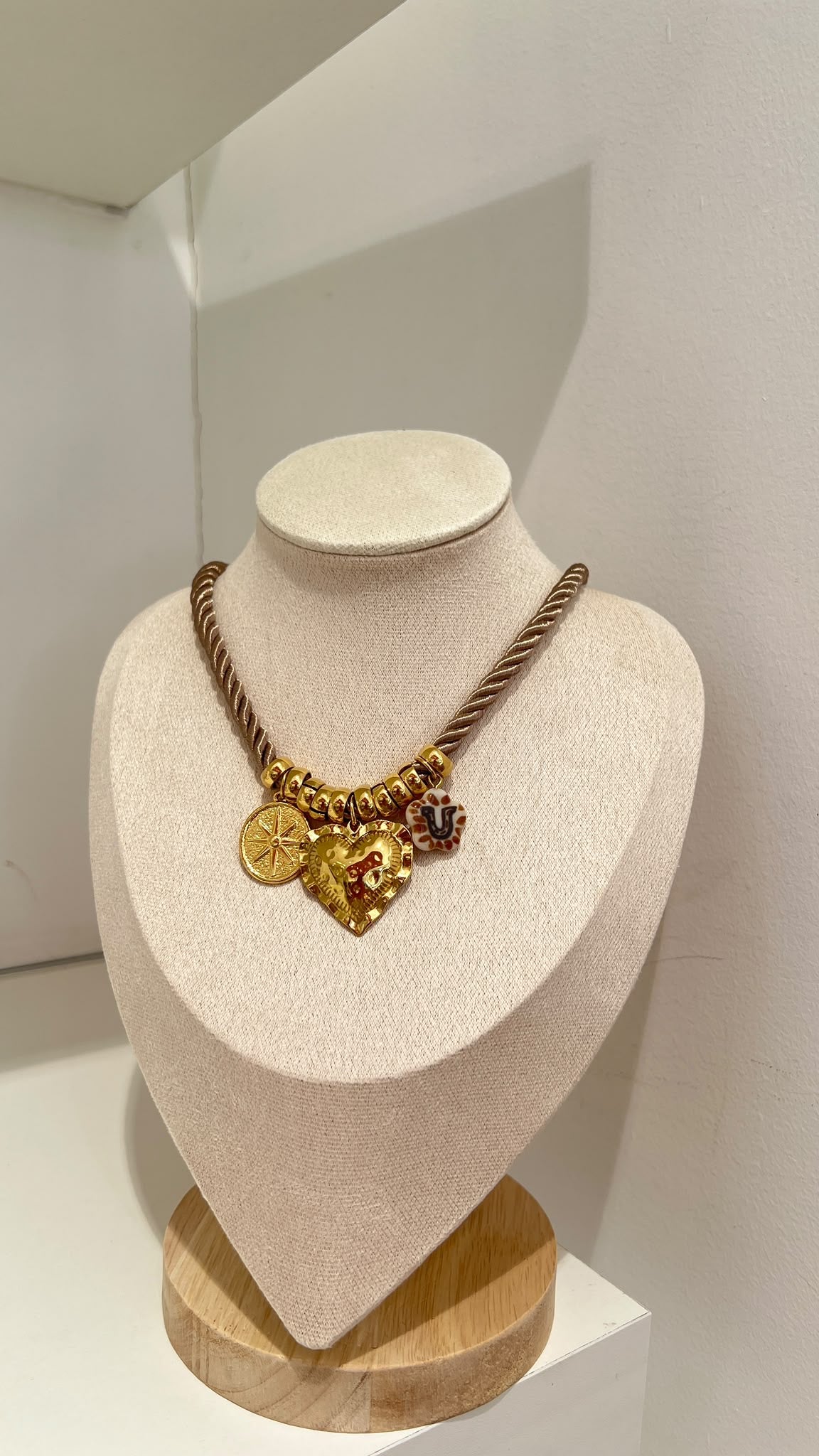 Collana cuore tre ciondoli beige