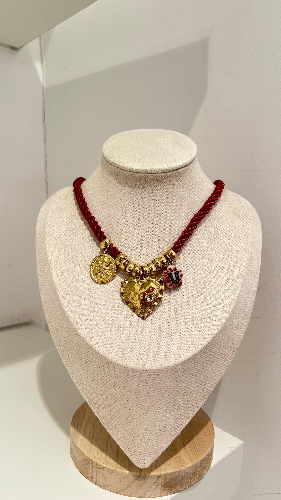 Collana cuore tre ciondoli bordeaux